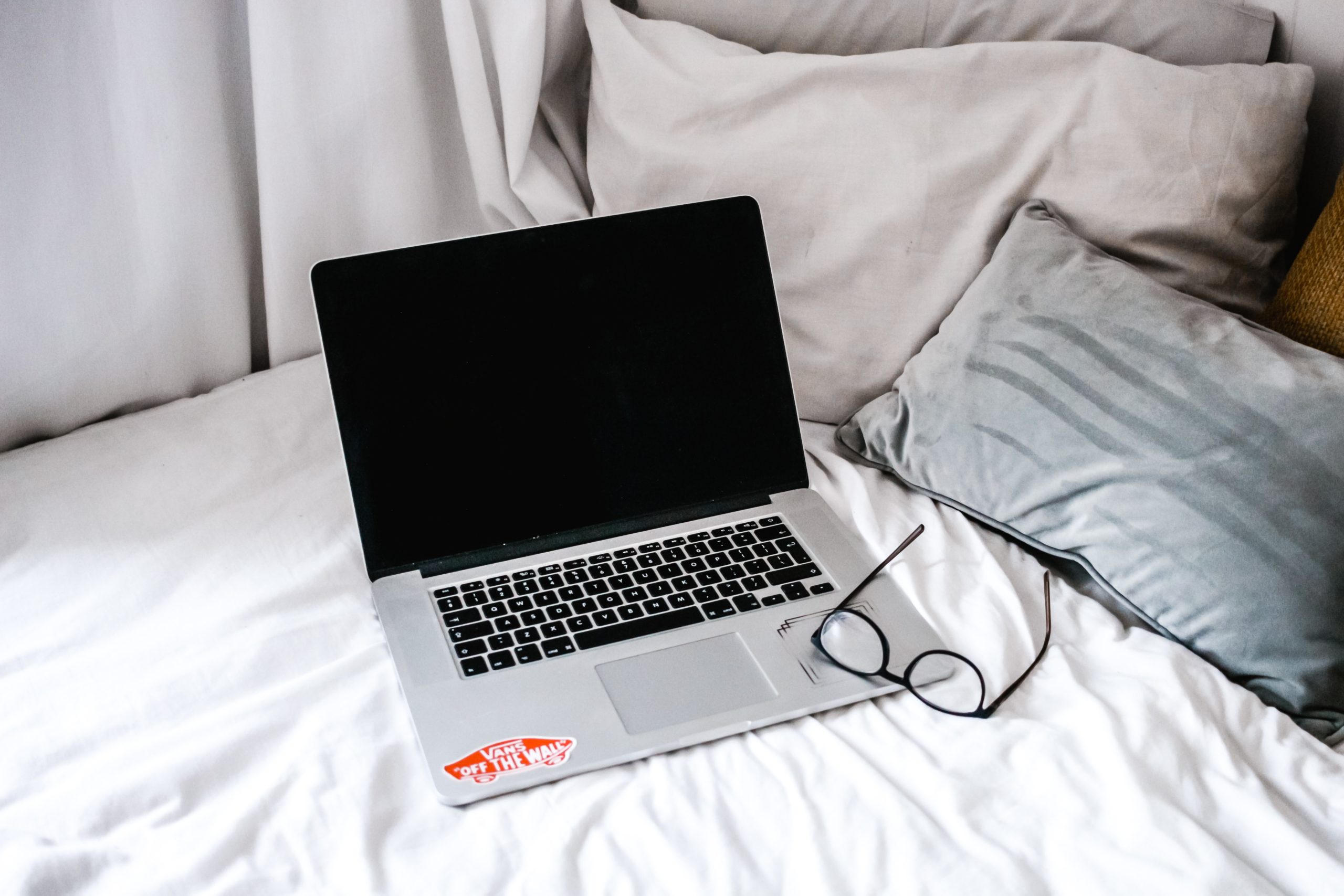 Write space. Квартира макбук и матрас. Очки на макбуке.